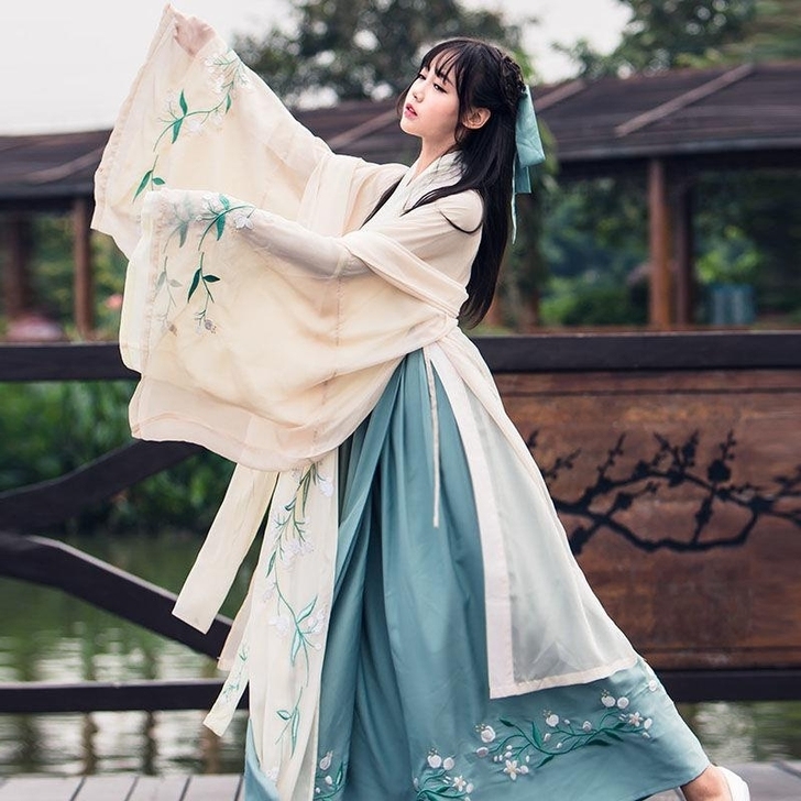 学校演出穿过两次,几乎全新,一件55。全套...