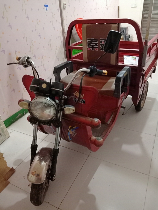 二手三轮车，车厢长1.3宽90，电瓶是新的...