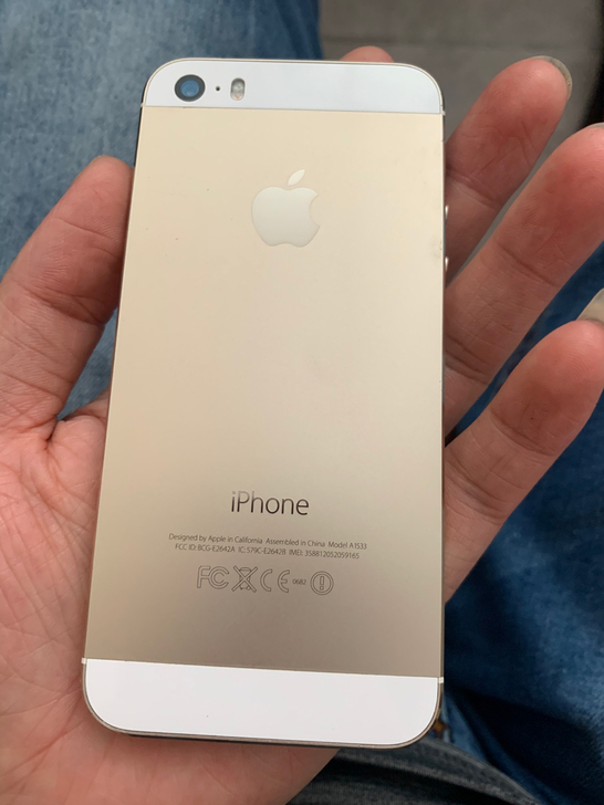 苹果5S。电信版 只能用电信卡 外观还可以。