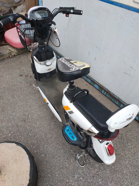 绿源电动车，换了四块大电池，电池换了半年，...