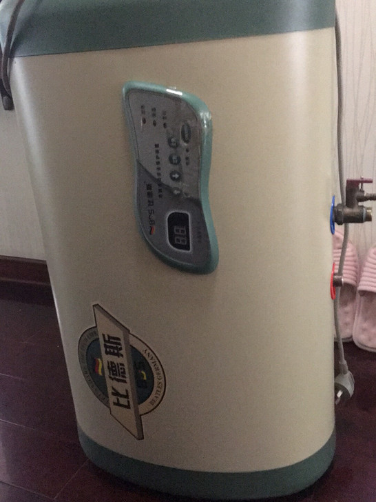 比德斯热水器。以前房主留下来的。以前用的都...