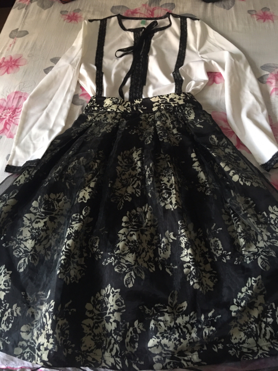 自己配的一套，很好看，裙子两层外面一层是质...