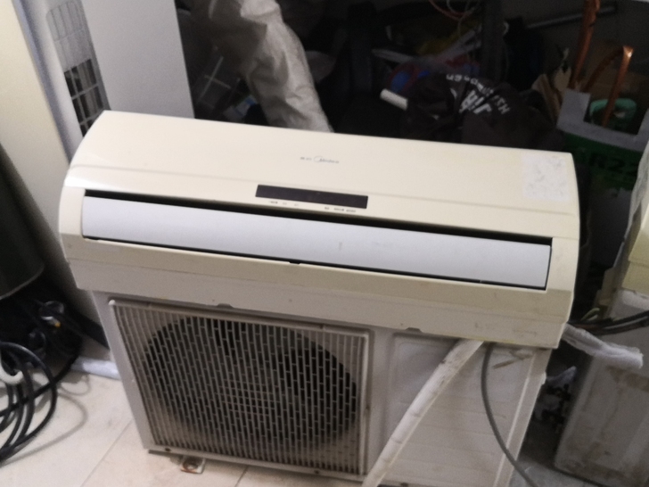 美的1.5匹冷暖空调。