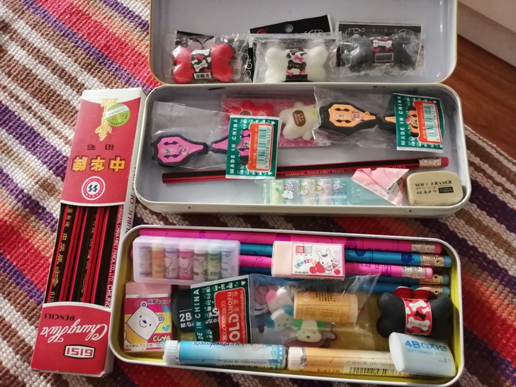 出橡皮擦和铅笔