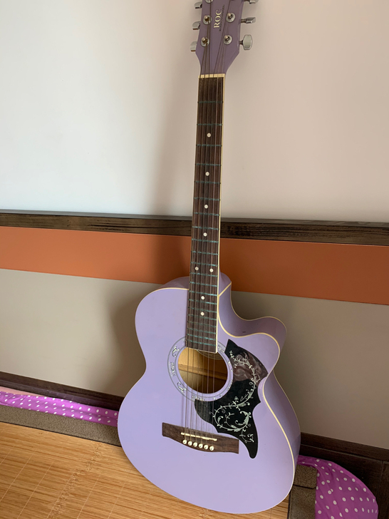 吉他 有三四年了 我不学了