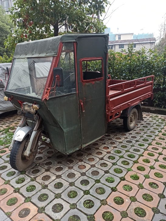 转让一台隆鑫200型三轮摩托车,有意者联系我