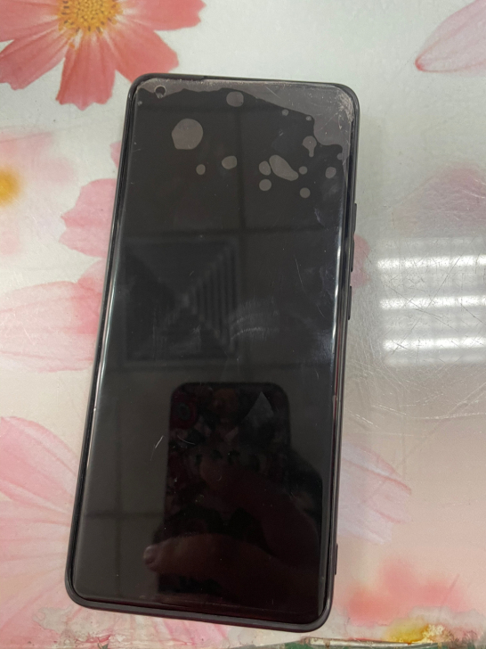 小米11黑色，屏幕右上角有瑕疵，后面摄像头...