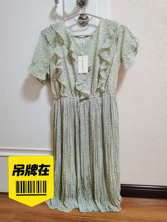 第一个裙子吊牌还在。都是35一件包邮。尺码...