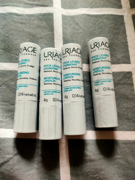 全新未拆封，保真，依泉润唇膏白管