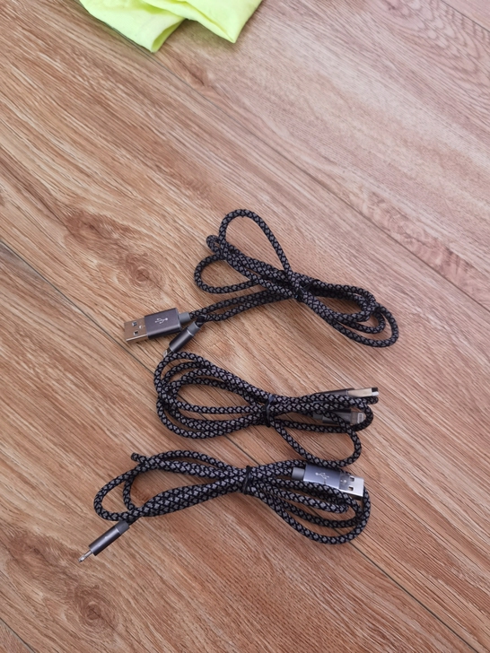 苹果充电线5块钱一根，要的联系最好是上海自...