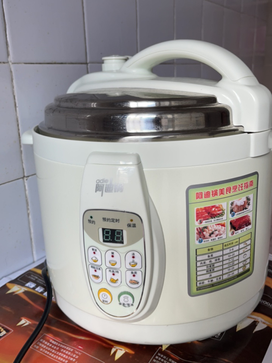 99新的电压力锅  两个内胆  卖房子不想...