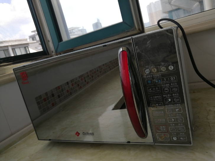 格兰仕微波炉。自家使用,干净无油渍。门是镜...