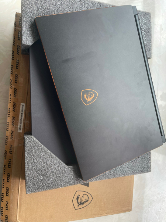 微星GS65，成色好没有磕碰，一处边角轻微...