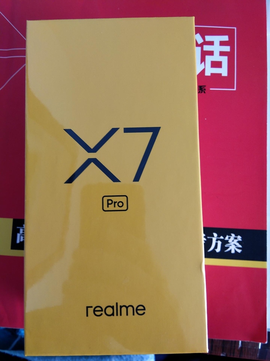 在手机店里买来送给妈妈的,妈妈嫌贵没舍得要...