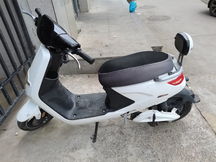 雅迪欧尚通配版电动车 8成新 60v20A...