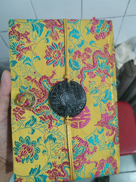 废品站淘的本子，，封面为手工刺绣，有一个大...