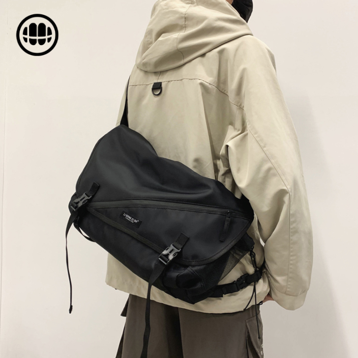 男士工装包斜挎包跨包潮牌机车包日系原宿机能...