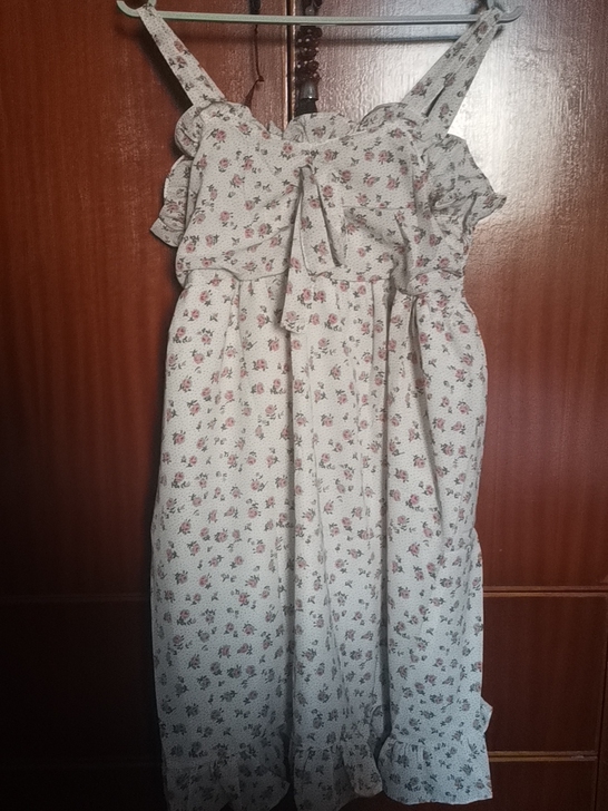 碎花吊带雪纺连衣裙，l码，上面有小花边，遮...