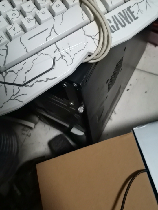 一个机箱三个显示器！一个LG22寸！两个1...