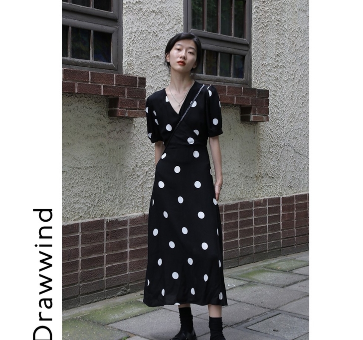 画风drawwind黑色波点连衣裙2020...