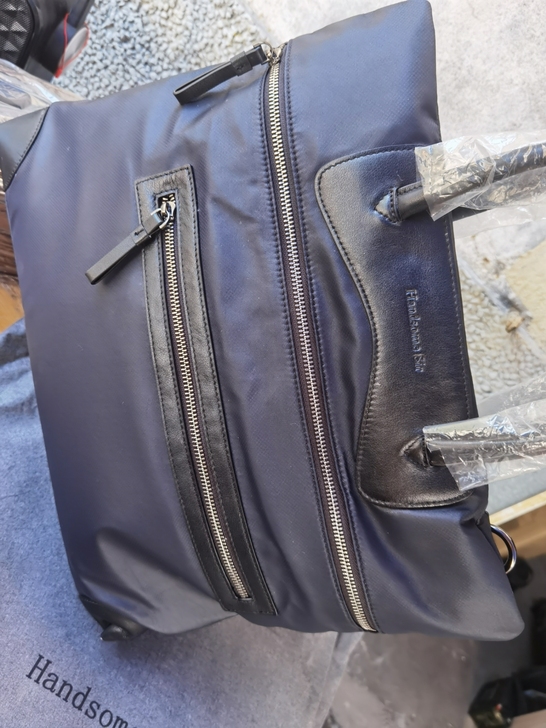 男士商务包一个，防水尼龙布配牛皮，非常轻便...