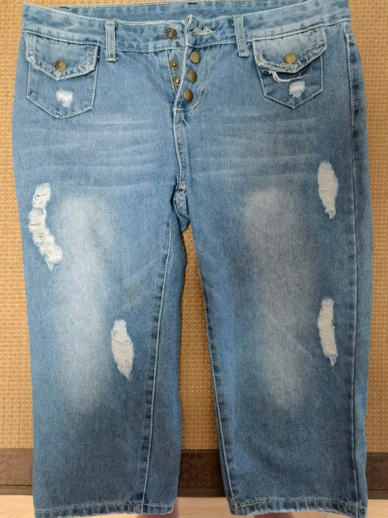 牛仔七分裤，因为本人胖了，裤子穿着有点瘦了...