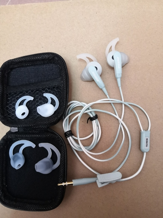 博士soundsport，半入耳式耳机