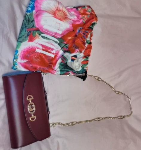 Gucci红色真皮手拿斜背包，古驰zumi...