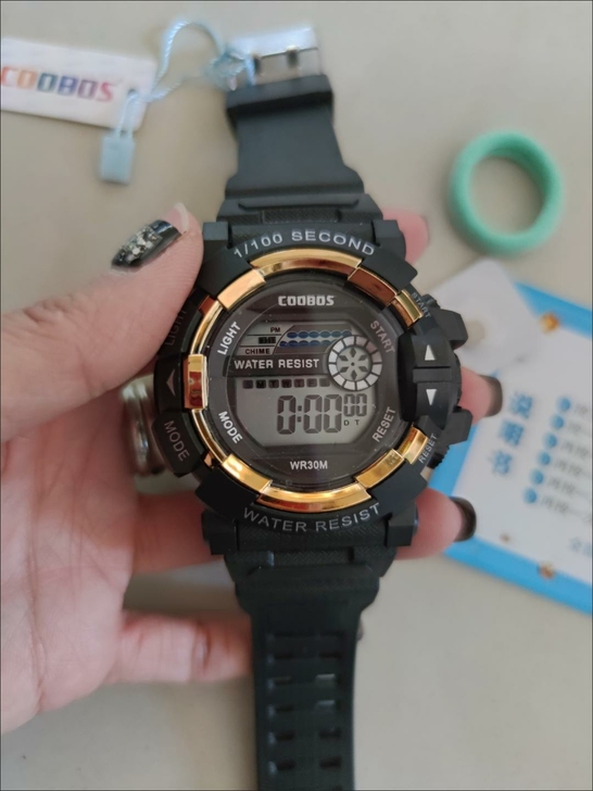 全新韩版电子表,简约时尚。