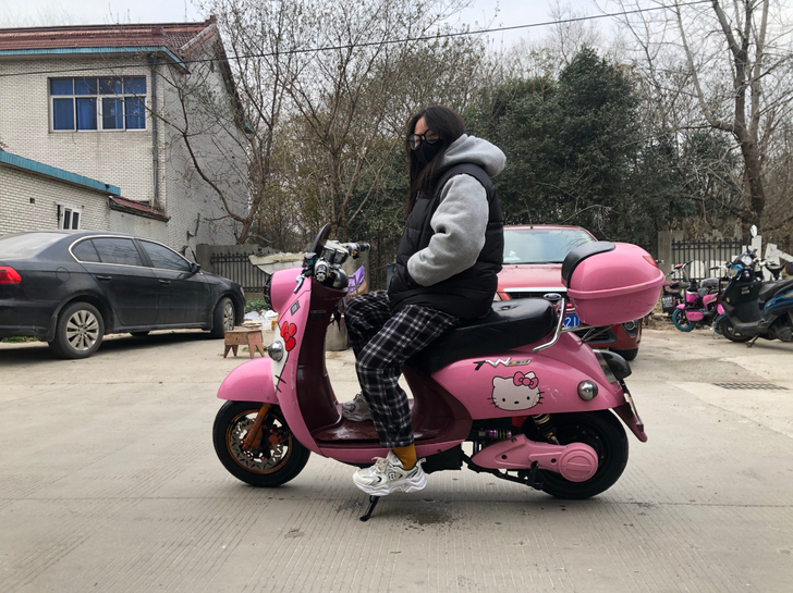 绿源小鬼王 60v20a 小姐姐自骑一手，...