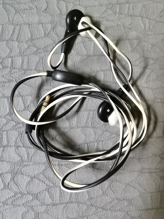 Bose 耳机，低音震撼。层色不错，不偏不...