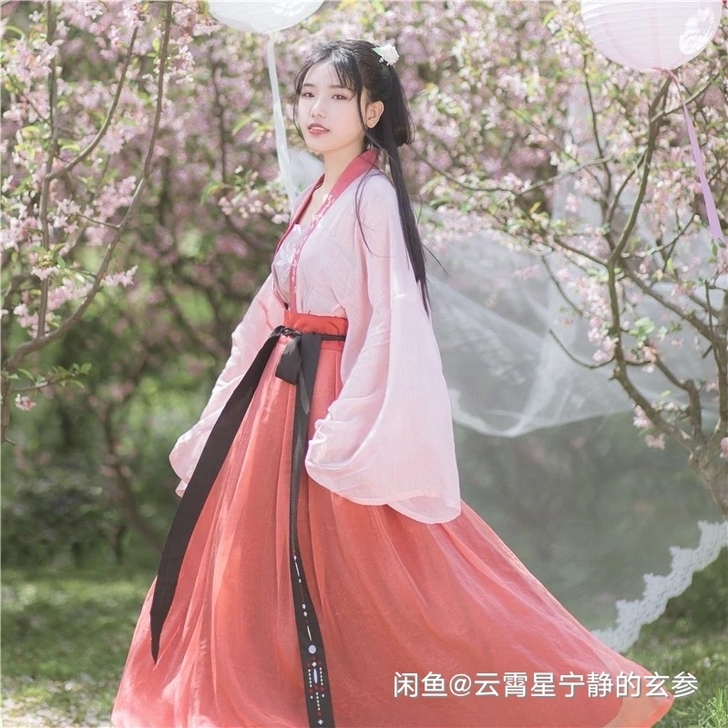 出汉服，原国色芳华，现在叫什么我也不知道了...