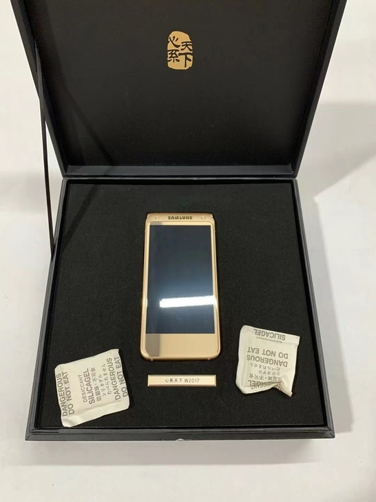 出一台收藏品： 三星 W2017   金色...