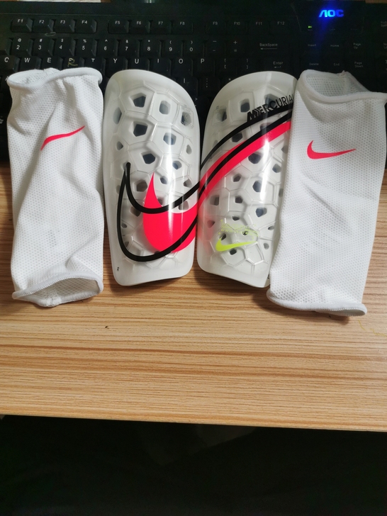耐克足球护腿板一套S码，特价处理88包邮只...