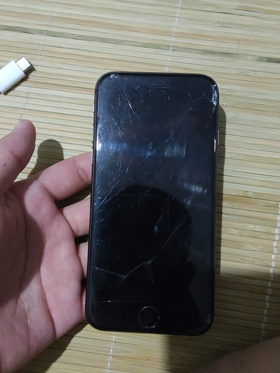 自用苹果8出售，屏幕碎裂，后盖有点脱胶，音...