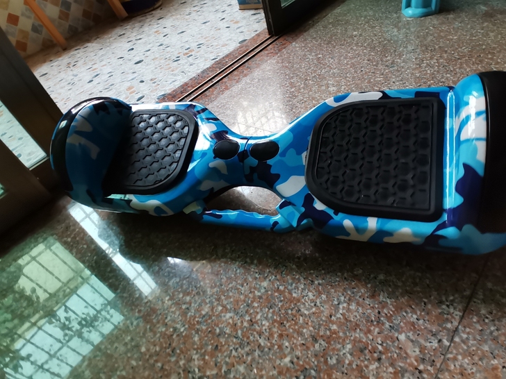 奕游智能平衡车迷彩蓝防抖蓝牙七寸，没上路过...