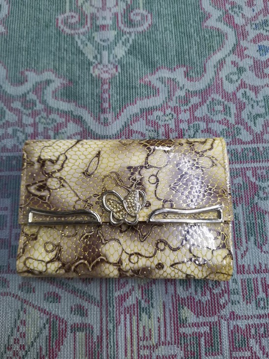 女士钱包。没用过。按图发货。讲价勿扰。