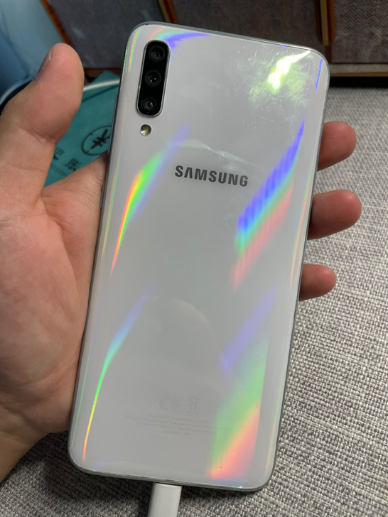 三星a70 成色不错 功能正常 前两天还好...