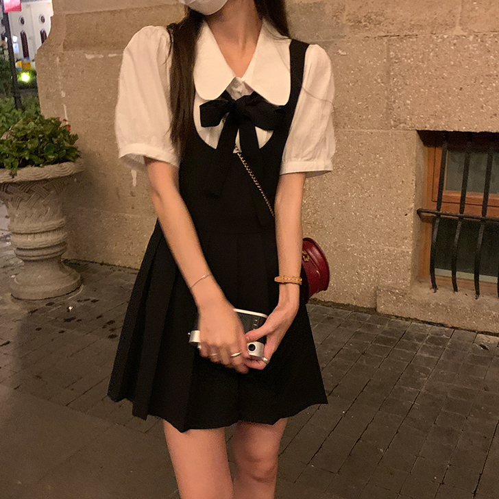 乌77设计感减龄黑色背带裙蝴蝶结系带百褶短...