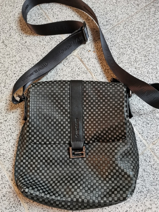 男士公文斜背包，几乎全新，没怎么用，全牛皮...