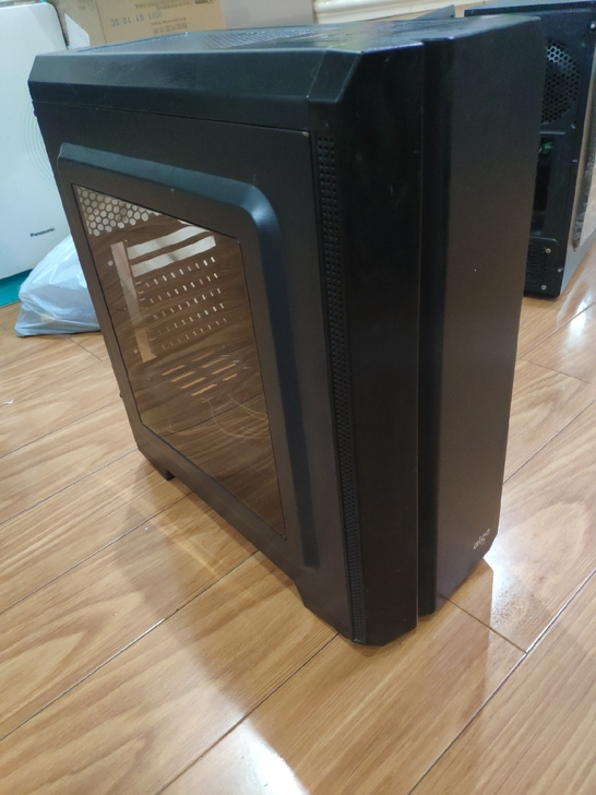 爱国者侧透机箱带两个机箱风扇，无明显划痕