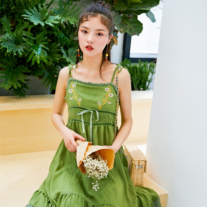 森系复古刺绣连衣裙 撞色拼接网纱仙女吊带裙...
