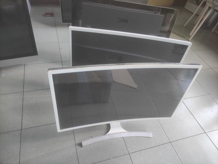 32寸曲屏显示器