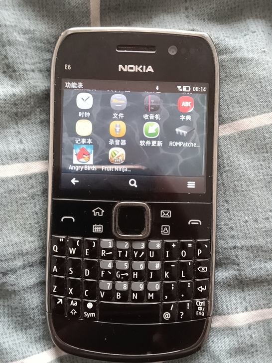 诺基亚e6，成色不错，已破解随意安装应用，...