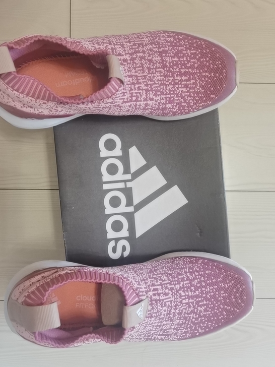 全新阿迪运动鞋还有小票在