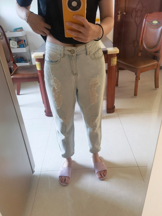 乐町破洞牛仔裤,上身如图,没穿过几次,小了...