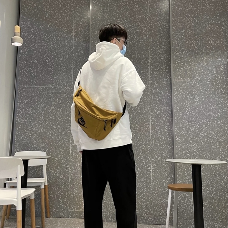 王一博同款Nike斜挎大包 十色齐发