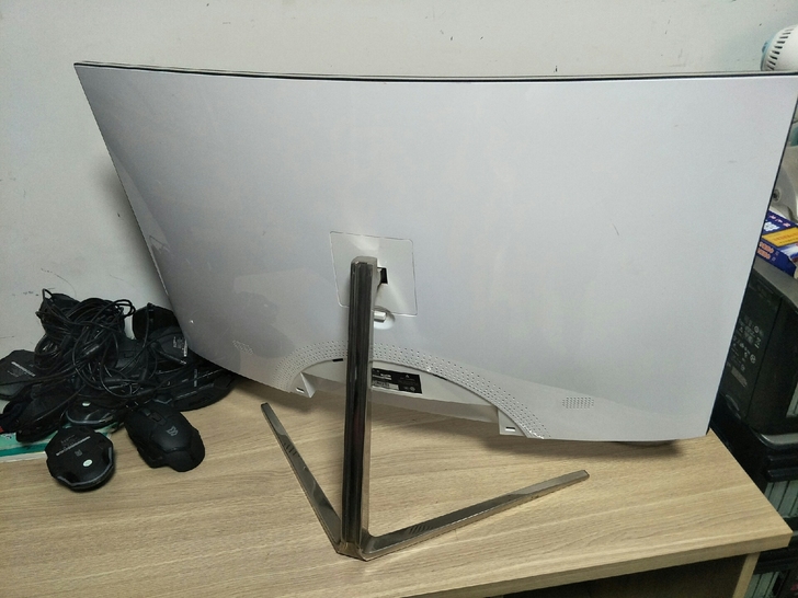 32寸曲面显示器