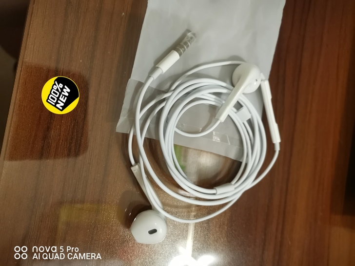 苹果耳机，圆孔 3.5mm。低价出售。。