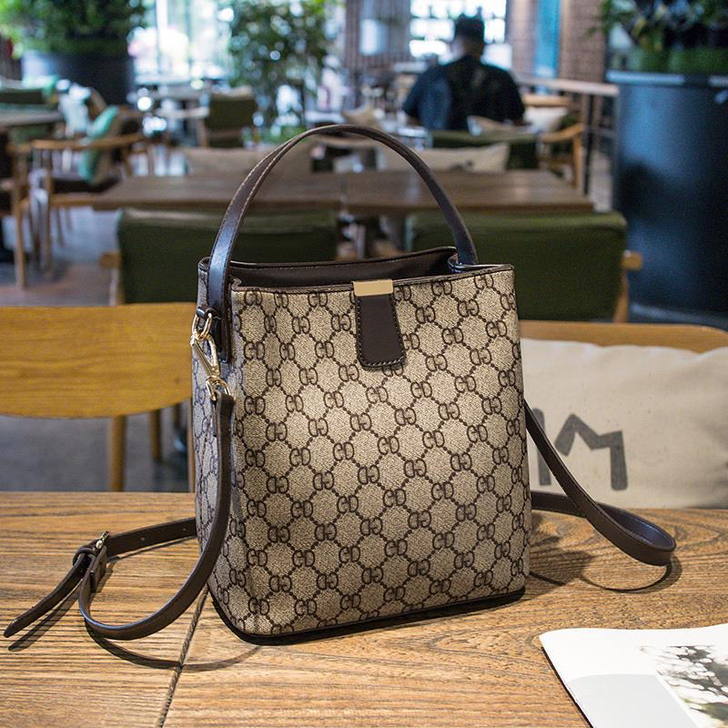 【闲置】香港代购真皮时尚潮限定女包单肩斜挎...